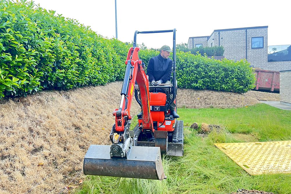Kubota minigraver i arbejde med udgravning i have ved Horsens
